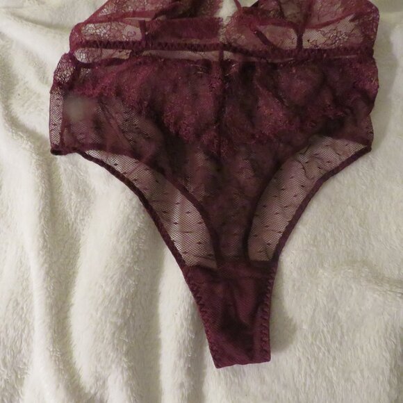 Victoria's Secret Burgundy Lace Bodysuit Teddy Small NWT - Picture 4 of 9